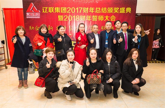 凯时AG服务表包公司与董事长及夫人合影.jpg 凯时AG服务表包公司与董事长及夫人合影.jpg