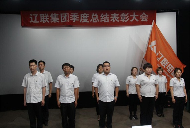 “充斥青春的高慢，为妄想奋力前杏妆