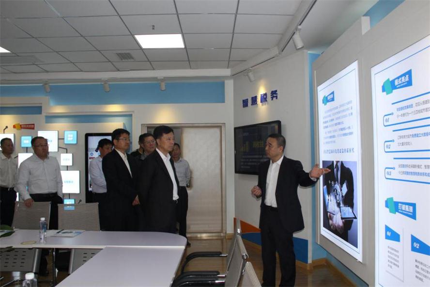 辽阳市市长王一兵光临凯时AG电商调研.jpg 辽阳市市长王一兵光临凯时AG电商调研.jpg