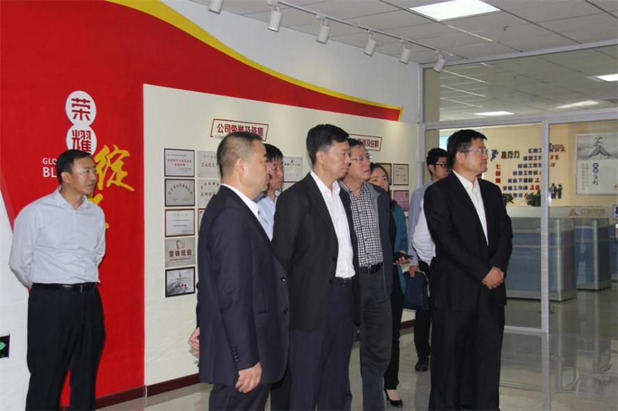 市长王一兵光临凯时AG电商调研领导.jpg 市长王一兵光临凯时AG电商调研领导.jpg