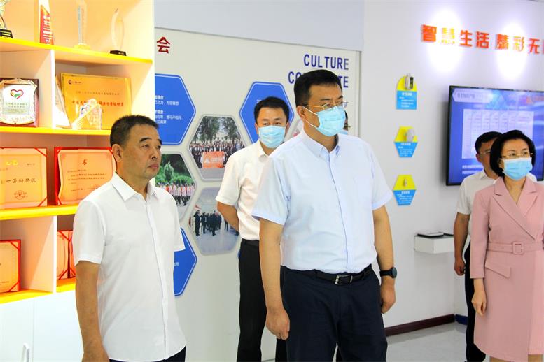 副省长高涛光临凯时AG信息视察调研2.jpg 副省长高涛光临凯时AG信息视察调研2.jpg